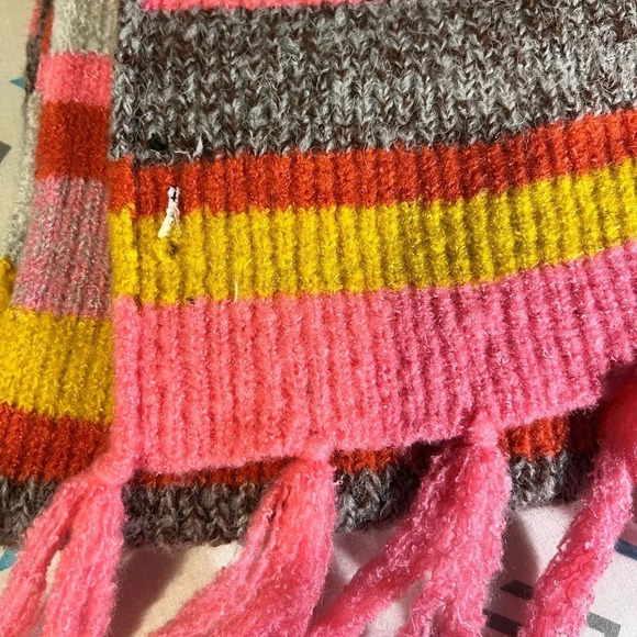 Pastel striped scarf with fringes, extremely soft not itchy very good quality - Picture 8 of 8